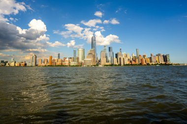 New York 'ta. Gökdelenleri olan New York şehri. New York şehri silueti panoramik. Manhattan silueti. New York ve Hudson Nehri. New York şehir merkezi. New York gökdelenleri. NYC 'nin iş bölgesi.