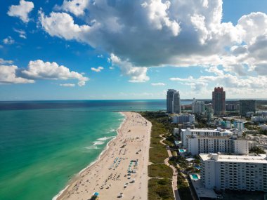 Miami, bulutlu yaz gökyüzünün altında. Miami 'nin güney sahili. Miami 'de gökdelenler, hava manzarası. Florida 'da seyahat hayalleri. Miami şehir manzarası