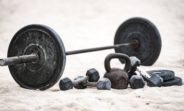 Spor malzemeleri geçmişi. Yaz sporları için halter ve halterler. Açık hava sporları geçmişi. Spor salonunda spor egzersizi. Sağlıklı bir yaşam tarzı. Spor afişi