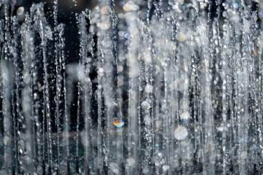 Su damlası arka planı. Yüzeyde temiz damlacık var. Damlayan su etkisi. Su damlaları. Düşen damlacık hareket halinde. Soyut sıçrama damla tasarımı. Arkaplan ıslak. Su yüzeyi