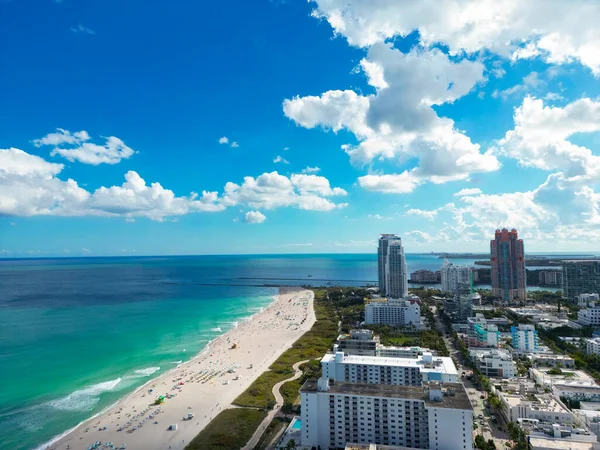 Miami Beach City 'nin hava manzarası. Miami siluetinin insansız hava aracı görüntüsü. Güney Miami Sahili 'nin en iyi manzarası. Lüks gökdelenleri ve okyanusları olan Miami şehri. Miamis 'in ünlü sahil şeridi manzarası