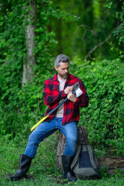 Ekose gömlekli oduncu doğa kökenli. Acımasız oduncu. Odun kesiyorum. Keskin bıçak. Vahşilik ve erkeklik. Sakallı oduncu. Oduncu tarzı. Baltalı adam. Sakallı adam, balta tut.