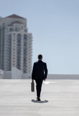 Evrak çantasıyla yürüyen bir iş adamı. İşadamı çekip gidiyor. Şirket lideri git buradan. Çantalı takım elbiseli adam. Profesyonel bir iş adamı. Kentsel iş adamı