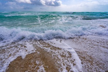 Egzotik deniz dalgaları. Fırtınalı deniz dalgaları. Yaz denizi dalgası. Köpüklü deniz dalgaları. Taze okyanus esintisi. Rüya gibi plaj manzarası. Okyanus dalgaları duvar kağıdı