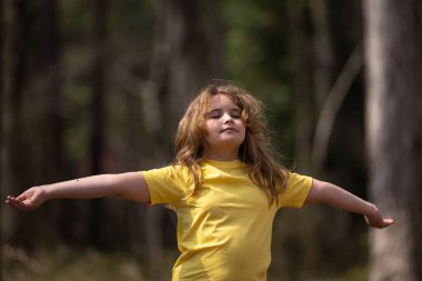 Rüya gören çocuk tasasız. Çocuk kaygısız ve özgürlüğün tadını çıkarıyor. Doğada çocuk meditasyonu. Tasasız çocukların hayalleri. Huzurlu tasasız çocuk portresi. Çocuklar barış ve özgürlük. Zihin ve sakinlik