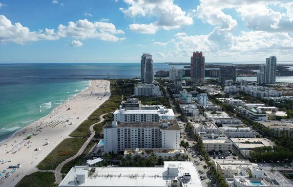 Mavi gökyüzünde Miami Plajı. Skyline hava görüntüsü. Miami şehri. Tropik Miami sahili. Miami bölgesi gökyüzü manzarası. Meşhur okyanus kıyısında. Panoramik kıyı şeridi. Güney sahili manzarası