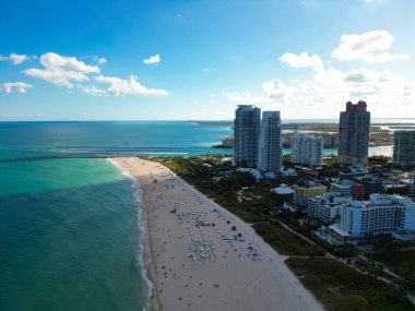 Mavi gökyüzünde bulutlu Miami şehri manzarası. Miami 'nin güney sahili. Miami 'deki gökdelenler, hava manzarası. Güney sahili. Miami Sahil İskelesi. Miamis kıyıları