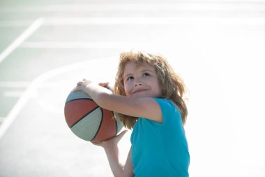 Sporcu çocuk. Çocuk basketbol oynuyor. Basketbol topunu tutan çocuk