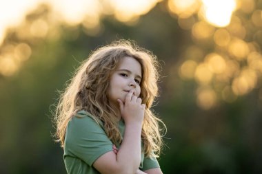 Çocuk başka tarafa bakıyor ve hayal kuruyor. Çocuk hayalperesti şüpheli bir bakışla düşünür. Rüya gören bir çocuğun portresi. Rüya gören ergen bir çocuk rüyada kayboldu. Hayal kuran çocuk. Hayal kuran çocuk. Çocuklar rüya görür