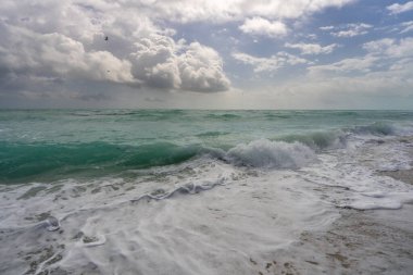 Sakin bir okyanus dalgası hareketi. Yaz deniz esintisi. Deniz doğası arka planı. Huzurlu okyanus. Rüya gibi okyanus ufku. Kıyı okyanusu cennet duvar kâğıdı. Deniz köpüğü dalgaları. Manzaralı tropikal seyahat