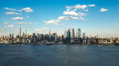 Manhattan hava şeridi, New York, Birleşik Devletler. Manhattan 'daki New York gökdelenlerinin panorama manzarası. ABD NYC 'de. Aşağı New York silueti. New York şehir manzarası. New York City tepeden. New York Şehri