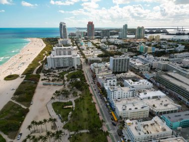 Ufuk çizgisi olan Miami Plajı hava aracı görüntüsü. Miami tepeden. Miamis 'in ünlü simgeleri. Gökdelenleri olan South Pointe plajı. Miami şehri panoraması. Miami Sahili 'nin okyanus manzarası