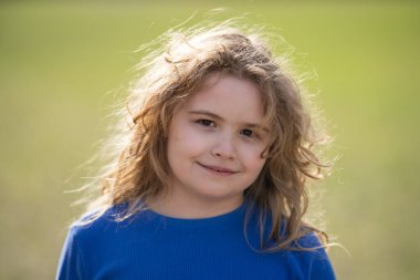 Çocuk zihni hayal gücüyle dolu. Sarışın çocuk barışçıl düşünüyor. Küçük hayalperest. Çocuk hayal etme konsepti. Açık hava çocuk portresi. Hayalci çocuk suratı. Çocukların rüya gibi ifadesi. Çocuklar ilham ile yüzleşir