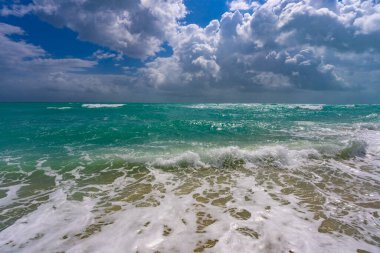 Deniz dalgaları arka planı. Yaz okyanusu hareketi. Okyanus sıçrama dalgası arka planı. Derin mavi deniz plajı. Turkuaz dalga. Rüya gibi egzotik deniz plajı. Güzel deniz dalgaları