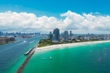 Miami Plajı 'nın gökyüzü manzarası. Miami Sahili 'nin insansız hava aracı görüntüsü. Güney Miami Sahili ve okyanus manzarası. Gökdelenleri ve kıyı şeridi olan Miami Plajı gökdelenleri