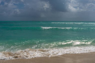 Deniz dalgaları arka planı. Fırtınalı deniz dalgaları. Yaz denizi dalgası. Köpüklü deniz dalgaları. Taze okyanus esintisi. Rüya gibi bir plaj geçmişi var. Okyanus dalgaları arka planı