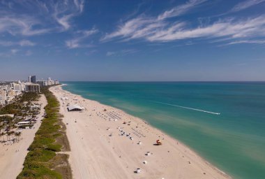 Ufuk çizgisi olan Miami Plajı hava manzarası. Miami yukarıdan. Miami 'nin ünlü deniz manzaralı insansız hava aracı. Gökdelenleri olan South Pointe plajı. Miami şehri panoraması. Miami Sahili 'nin okyanus manzarası