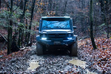 04 numara. - 30. 2025, Karpatlar. Off-road SUV çamurda sürüyor. Toprakta off road. Dağlar ve off-road için patikalar. Aşırı off-road sürüşü. 4x4 araçlı motorlu keşif gezisi. Offroad gezisi