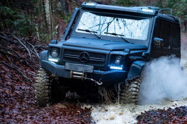 04 numara. - 30. 2025, Karpatlar. Off-road SUV çamurda sürüyor. Toprakta off road. Dağlar ve off-road için patikalar. Aşırı off-road sürüşü. 4x4 araçlı motorlu keşif gezisi. Offroad gezisi