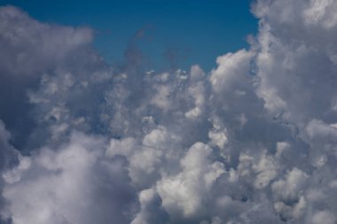 Bulutlu gökyüzü. Gökyüzünde kümülüs bulutları. Bulut duvar kağıdı. Gökyüzü arka planı. Güneşli bulutlu bir gökyüzü. Beyaz bulutlar duvar kağıdı. Mavi gökyüzü ve beyaz bulutlar. Idyllic yumuşacık bulutlar. Sakin doğa