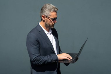 Dizüstü bilgisayarda çalışan bir iş adamı. Şehirde dizüstü bilgisayar kullanan kendine güvenen bir adam. Dizüstü bilgisayarda yazan takım elbiseli bir yönetici. Uzaktan kumandalı başarılı bir girişimci. İş adamı dizüstü bilgisayardaki e-postaları kontrol ediyor