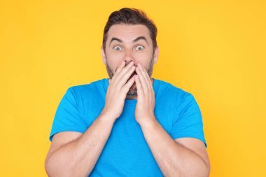 Şaşırmış bir adamın portresi. Vay canına, inanılmaz. Şok olmuş bir adam ağzını kocaman açıyor. Şok olmuş, şaşkın suratlı bir adam. Şaşırtıcı yüz ifadesi. İnsan duyguları erkek yüz ifadesi konsepti