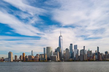 New York City bulutlu silueti. New York gökdelenleri. - Manhattan. New York 'un bulutlu manzarası. New York şehir merkezindeki binalar. Bulutların üstünde New York silueti. New York liman manzarası. Manhattan 'daki gökdelenler. NYC şehir merkezi