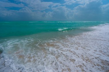 Deniz dalgaları. Yaz okyanusu hareketi. Okyanus dalgası arka planı. Derin mavi deniz plajı. Turkuaz dalga. Rüya gibi deniz plajı. Güzel deniz dalgaları