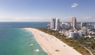 Ufuk çizgisi olan Miami Plajı hava manzarası. Miami yukarıdan. Miamis 'in ünlü simgeleri. Gökdelenleri olan South Pointe plajı. Miami şehri panoraması. Miami silueti ve okyanus