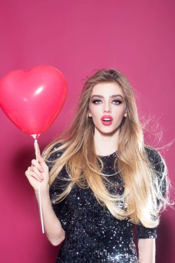 İyi ki doğdun Elinde kırmızı kalp aşk balonu tutan bir kadın. Romantik bir doğum günü hediyesi olan güzel bir kadın. Sevgililer Günü kalbi olan bir kız. Doğum gününü kutlayan kadın. Aşık bir kız. Komik doğum günü
