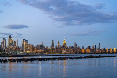 New York şehri. New York şehir manzarası. New York 'ta Manhattan ve WTC' de. Manhattan 'ın gökdelenleri New York körfezinin dalgalı sularının yakınında. New York gökdelenleri. Brooklyn bölgesi. New York Şehri