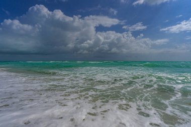 Okyanus dalgaları ve bulutlu kumlar. Fırtınalı deniz dalgaları. Yaz denizi dalgası. Köpüklü okyanus dalgaları. Yaz okyanus esintisi. Rüya gibi yaz sahili geçmişi. Okyanus sıçrama dalgaları