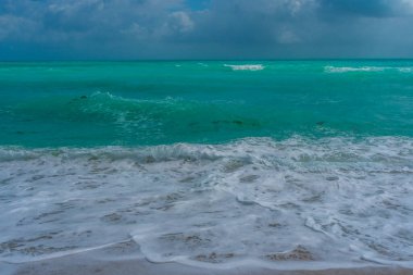 Deniz dalgaları, yaz arkaplanı. Fırtınalı deniz dalgaları. Yaz denizi dalgası. Köpüklü deniz dalgaları. Yaz okyanus esintisi. Rüya gibi yaz sahili geçmişi. Okyanus mavisi dalgalar