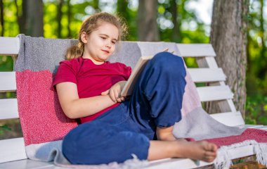Çocuk dışarıda salıncakta sallanıyor ve rüya görüyor. Mutlu çocuk bahçede oyun oynamaktan zevk alıyor. Genç çocuk sakince doğada salıncakta oturuyor. Özgürlüğün ve eğlencenin tadını çıkaran çocuk