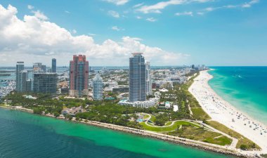 Miami Plajı. Miami Beach City tepeden. Yukarıdan Güney Sahili. Sahil şeridinin insansız hava aracı. Miami kıyılarında gökdelenler var. Miamis görünümünün havadan şehir manzarası