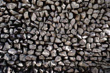 Kalıplı taş duvar. Mimarlık için kaya duvar arka planı. Bina cephesinde desenli taş işçiliği. Eski tuğlaları olan tarihi taş bir duvar. İnşaat ve tasarım için taş malzeme