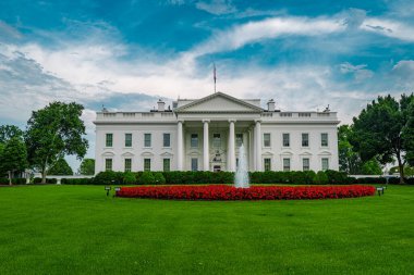 Beyaz Saray, ABD 'nin konik sembolüdür. Washington 'daki Beyaz Saray. Amerikan başkanlık konutu. Yazın Beyaz Saray 'da. Beyaz Saray ulusal semboldür. Siyasi hükümet binası