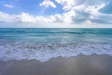 Deniz dalgaları. Yaz okyanusu hareketi. Okyanus dalgası arka planı. Derin mavi deniz plajı. Turkuaz dalga. Rüya gibi deniz plajı. Güzel deniz dalgaları