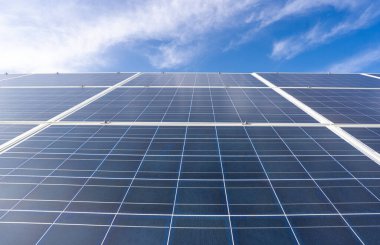 Güneş enerjisi. Güneş paneli ve güneş enerjisi. Güneş ışığından gelen elektrik. Güneş enerjisinden geliyor. Elektrik güneş paneli sistemleri. Batarya deposu. Yenilenebilir enerji çözümleri. Temiz enerji