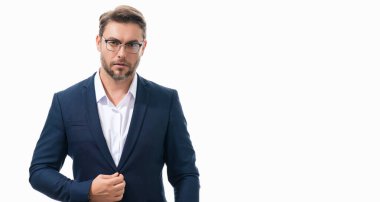 Takım elbiseli yakışıklı orta yaşlı bir adam stüdyo arka planında izole edilmiş. Takım elbiseli yakışıklı, kendine güvenen bir iş adamı.