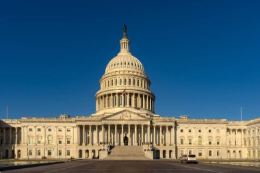 Washington DC Capitol Kubbesi. Kongre ve Senato binası. Amerikan bayrağı Capitol Kubbesi 'nin üzerinde. Washington 'da seçim günü. American Capitol 'de seremoni. Kongre önünde başkan.