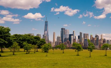 New York 'ta. Gökdelenleri olan New York şehri. New York City siluetinin panoramik görüntüsü. Manhattan silueti. New York ve Hudson Nehri. New York şehir merkezi. New York gökdelenleri. NYC 'nin iş bölgesi.