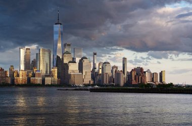 Gökdelenleri olan New York gökdelenleri. Manhattan ve Brooklyn. Hudson Nehri manzaralı New York City silueti. New York şehir merkezi. Rıhtımdan New York 'a. New York 'un simgesi
