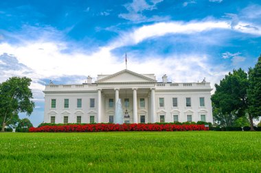 Washington 'daki Beyaz Saray. Beyaz Saray ve demokrasi. Amerikan başkanlarının evi. Beyaz Saray binası. Federal hükümet. Yeşil çimenli Beyaz Saray