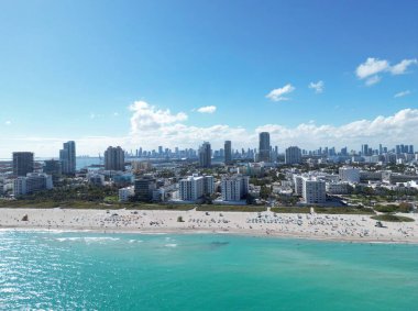 Miami plajı şehir manzarası. Miami yaz havası manzarası. Miami sahil şeridi. Güney Sahili Miami hava manzarası. Florida 'daki mavi okyanus silueti. Miamis şehir manzarası. Okyanus kıyısında. Amerika 'da yaz tatili