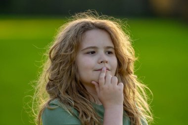 Çocuk başka tarafa bakıyor. Şüpheli bir bakışla çocuk gibi düşünmek. Derin hayaller kuran bir çocuğun portresi. Düşüncelere dalmış hayalperest bir çocuk. Düşünceli yüzlü zeki çocuk. Hayal kuran çocuk sessiz bilgelik gösteriyor