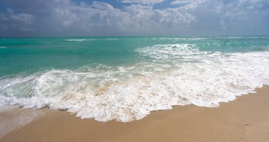 Deniz dalgası. Mavi okyanus dalgaları. Köpüklü dalga. Yuvarlanan deniz dalgaları. Yumuşak deniz sahili dalgası. Yaz Denizi Sahili.