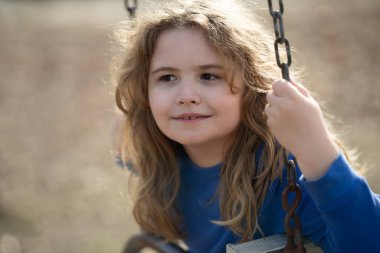 Çayırda kaygısız bir çocuk. Çocuk hayalleri. Hayalperest bir çocuğun açık hava portresi. Çocuklukta özgürlük ve masumiyet. Dışarıdaki şirin çocuk portresi. Hayalci çocuk suratı. Tasasız çocukluk. Hayalci çocuk.