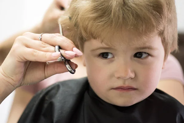 Frange Rugueuse Un Petit Enfant Se Fait Couper Les Cheveux Petit Enfant Dans Le Salon De Frange Rugueuse Un Petit Enfant Se Fait Couper Les Cheveux Petit Enfant Dans Le Salon De