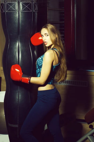 Сексуальная красотка в боксёрских перчатках